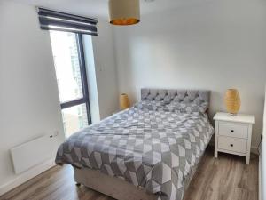 a bedroom with a bed and a window at Lovely one -Bedroom Flat near Luton Airport 416 in Luton