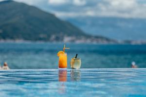 a drink sitting on the edge of a swimming pool at All'oro in Njivice