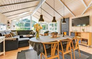 VestergårdにあるHoliday Home Toftlund With A Fireplace 01のテーブルと椅子のあるキッチンとリビングルーム