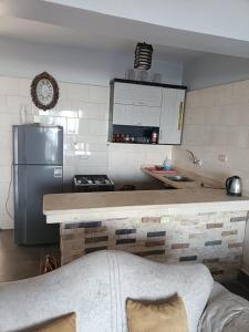 Dapur atau dapur kecil di إطلالة مباشرة على البحر شاليه فندقي مكيف بحديقة خاصة راس سدر