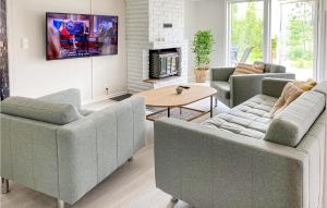 TV a/nebo společenská místnost v ubytování 2 Bedroom Beautiful Home In Gislaved