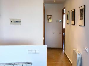 una camera con corridoio e frigorifero bianco di Ático Familiar Renovado Frente al Mar con Terraza y Vistas Panorámicas en Vilanova i la Geltrú - ES-332-2 a Vilanova i la Geltrú