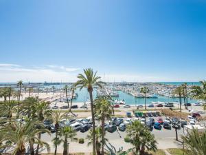 vista su un porto turistico con palme di Ático Familiar Renovado Frente al Mar con Terraza y Vistas Panorámicas en Vilanova i la Geltrú - ES-332-2 a Vilanova i la Geltrú