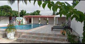 a house with a swimming pool in a yard at Hotel villa J Leticia in Cereté +28 photos