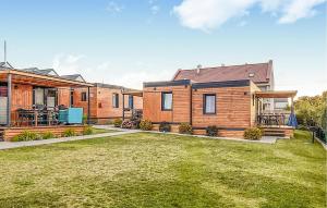a row of houses with a yard at Lovely Home In Rewal With Wi-Fi in Rewal