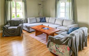un soggiorno con un divano e un tavolo di Beautiful Home In Södra Vi With Wifi a Södra Vi