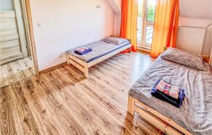 Postel nebo postele na pokoji v ubytování 3 Bedroom Awesome Home In Zieleniewo