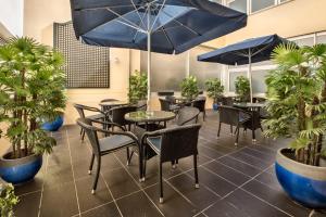 a restaurant with tables and chairs and umbrellas at Hotel Apartamento Solverde in Espinho