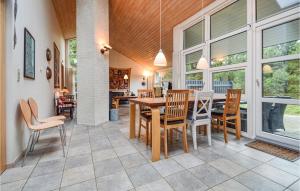 a dining room with a table and chairs at Holiday Home Granvej Rømø Ii in Bolilmark