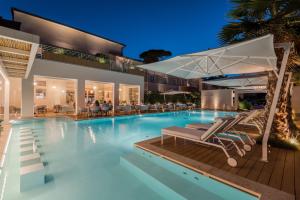 an image of a swimming pool at a villa at Resort Miramonti in Forte dei Marmi