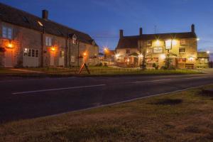una strada vuota in una città di notte di Killingworth Castle a Woodstock