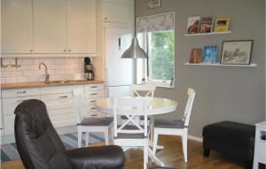 Dapur atau dapur kecil di Lovely Apartment In Visby With Wifi +4 gambar