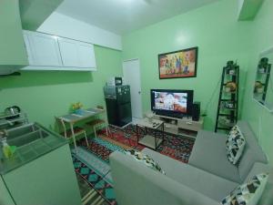 TV a/nebo společenská místnost v ubytování Cozy Condo in Downtown Naga