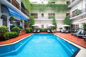 Bazén v ubytování Hotel Majestic Saigon nebo v jeho okolí