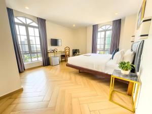 - une grande chambre avec un lit et un bureau dans l'établissement Mettavary Hotel, à Phnom Penh