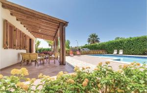 eine Terrasse mit Tisch und Stühlen neben einem Pool in der Unterkunft Villa Anna in Menfi + 16 Fotos