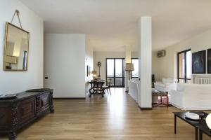 een woonkamer met een bank en een tafel bij Appartamento Il Parco Cernobbio in Cernobbio