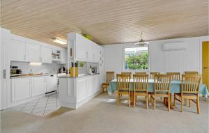 Una cocina y un comedor con mesa y sillas. en Gorgeous Home In Blåvand With Wifi, en Blåvand
