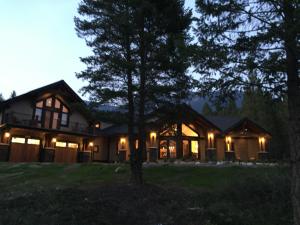 uma casa à noite com luzes acesas em Radium Elk Park B & B em Radium Hot Springs