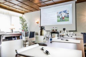 A kitchen or kitchenette at Landhotel Fernblick