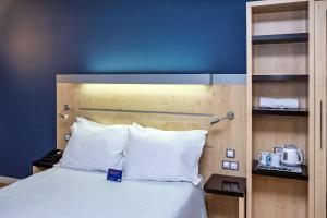 Holiday Inn Express Málaga Airport by IHG客房内的一张或多张床位