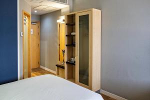 Holiday Inn Express Málaga Airport by IHG客房内的一张或多张床位