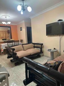 TV a/nebo společenská místnost v ubytování SUNSET 2 Bedroom Apt