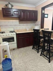Kuchyň nebo kuchyňský kout v ubytování SUNSET 2 Bedroom Apt
