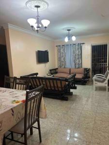 TV a/nebo společenská místnost v ubytování SUNSET 2 Bedroom Apt