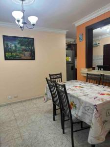 TV a/nebo společenská místnost v ubytování SUNSET 2 Bedroom Apt