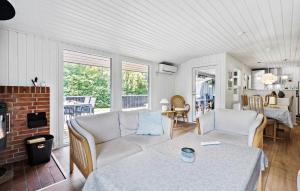 Χώρος καθιστικού στο Awesome Home In Tarm With Kitchen