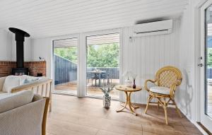 Χώρος καθιστικού στο Awesome Home In Tarm With Kitchen