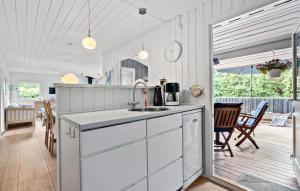 Η κουζίνα ή μικρή κουζίνα στο Awesome Home In Tarm With Kitchen