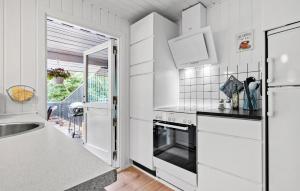 Η κουζίνα ή μικρή κουζίνα στο Awesome Home In Tarm With Kitchen