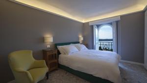 Un pat sau paturi într-o cameră la Venegoni Maison De Charme