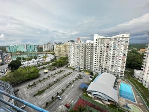 une vue aérienne d'une ville avec de grands immeubles dans l'établissement B 13a-7 De MARINA VIEW VILLAS, à Port Dickson