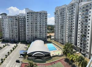 un complexe d'appartements avec une piscine et des bâtiments dans l'établissement B 13a-7 De MARINA VIEW VILLAS, à Port Dickson
