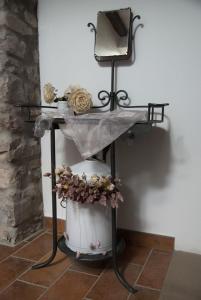 una mesa con una maceta y un espejo en Agriturismo Bosco Del Fracasso, en Scandiano