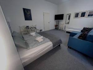 Postel nebo postele na pokoji v ubytování Koblenz Corner Rooms