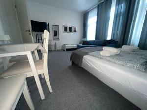 Postel nebo postele na pokoji v ubytování Koblenz Corner Rooms