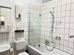 Koupelna v ubytování Koblenz Corner Rooms + 25 fotografií