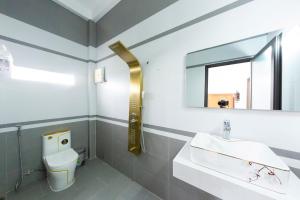 a bathroom with a sink and a mirror at Homestay SUNA in Tuy Hoa