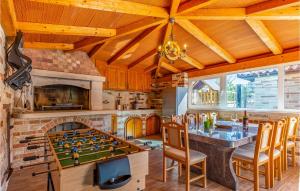 salon ze stołem i kominkiem w obiekcie Cozy Home In Medulin With Sauna w Medulinie