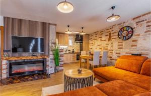 salon z kanapą i kominkiem w obiekcie Cozy Home In Medulin With Sauna w Medulinie