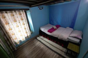 Giường trong phòng chung tại Shekhar's Shared Home