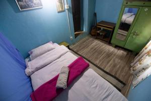 Giường trong phòng chung tại Shekhar's Shared Home