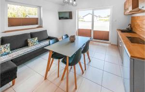 Μια τηλεόραση ή/και κέντρο ψυχαγωγίας στο Lovely Home In Mielno With Sauna