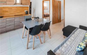 Η κουζίνα ή μικρή κουζίνα στο Lovely Home In Mielno With Sauna