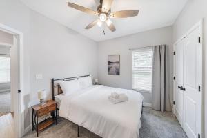Ένα ή περισσότερα κρεβάτια σε δωμάτιο στο 3BR 2BA Home with King Queen & Twin Beds