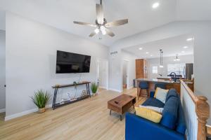 Μια τηλεόραση ή/και κέντρο ψυχαγωγίας στο 3BR 2BA Home with King Queen & Twin Beds +67 φωτογραφίες